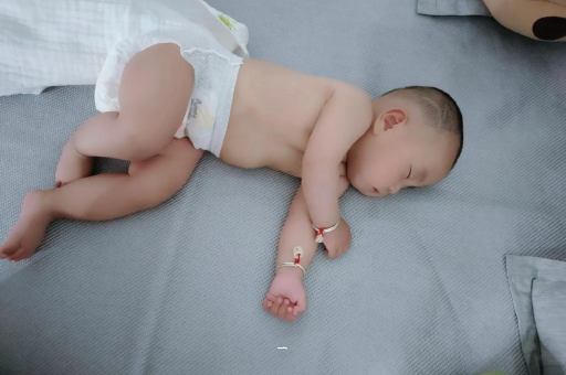 明港怀孕肚子撑的难受